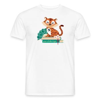 Tiger auf Bücherstapel - Männer T-Shirt - Weiß - Vorne - AI Model Male 178 dark (178cm)