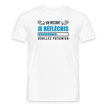 Un Instant Je Réfléchis, Veuillez Patienter Humour - T-shirt homme - blanc - Devant - AI Model Male 178 dark (178cm)