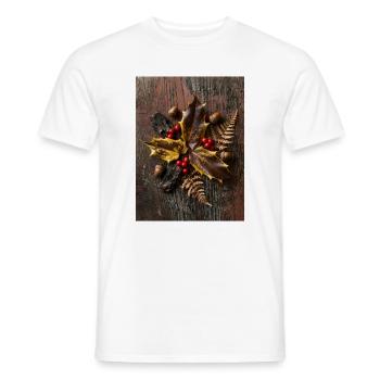 Autumn flat lay composition with holly leaves - Männer T-Shirt - Weiß - Vorne - AI Model Male 178 dark (178cm)