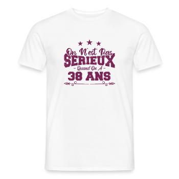 on n'est pas sérieux quand on a 38 ans - T-shirt homme - blanc - Devant - AI Model Male 178 dark (178cm)
