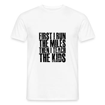 D’abord, je cours les kilomètres, puis j’enseigne aux enfants 2 - T-shirt homme - blanc - Devant - AI Model Male 178 dark (178cm)