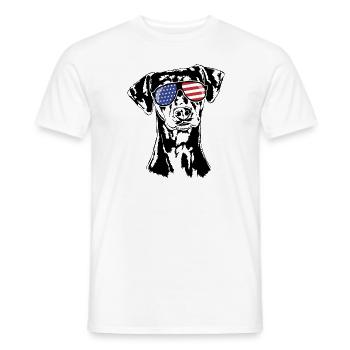 DEUTSCHER PINSCHER Amerika Fahne Hunde Wilsigns - Männer T-Shirt - Weiß - Vorne - AI Model Male 178 dark (178cm)