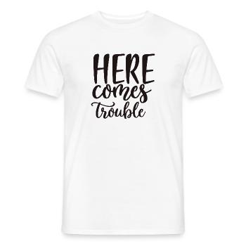 Here Comes Trouble - Männer T-Shirt - Weiß - Vorne - AI Model Male 178 dark (178cm)
