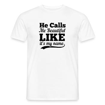 Er nennt mich schön, als wäre es mein Name - Männer T-Shirt - Weiß - Vorne - AI Model Male 178 dark (178cm)