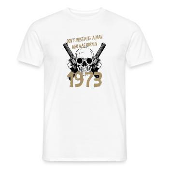 Verwirren Sie nicht mit einem Mann geboren 1973 Geburtstagsgeschenk - Männer T-Shirt - Weiß - Vorne - AI Model Male 178 dark (178cm)