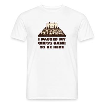 Ich habe mein Schachspiel pausiert um hier zu sein - Männer T-Shirt - Weiß - Vorne - AI Model Male 178 dark (178cm)