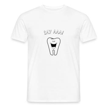 Un hygiéniste dentaire dit l'obtention du diplôme de dentiste aux dents AAA - T-shirt homme - blanc - Devant - AI Model Male 178 dark (178cm)
