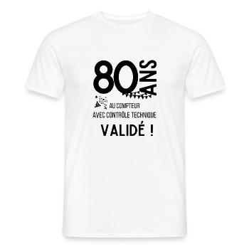 80 ans au compteur avec contrôle technique validé - T-shirt homme - blanc - Devant - AI Model Male 178 dark (178cm)