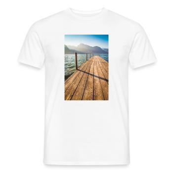 Holzsteg am Bergsee im Sonnenlicht - Männer T-Shirt - Weiß - Vorne - AI Model Male 178 dark (178cm)