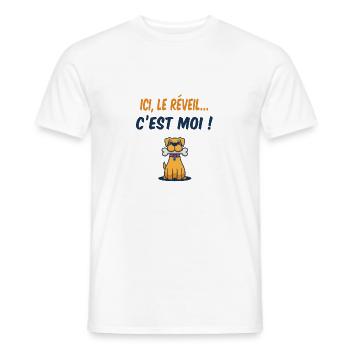 Ici, le réveil c'est moi ! le chien - T-shirt homme - blanc - Devant - AI Model Male 178 dark (178cm)
