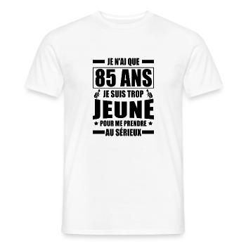 j ai que 85 ans / humour anniversaire 85 ans - T-shirt homme - blanc - Devant - AI Model Male 178 dark (178cm)