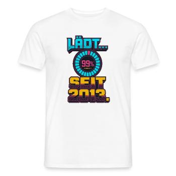 Lädt Seit 2013 Retro Gamer - Männer T-Shirt - Weiß - Vorne - AI Model Male 178 dark (178cm)