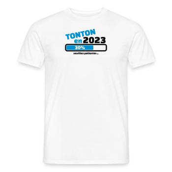 tonton en 2023 veuillez patienter - T-shirt homme - blanc - Devant - AI Model Male 178 dark (178cm)