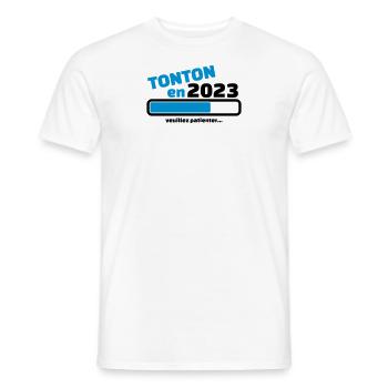tonton en 2023 veuillez patienter - T-shirt homme - blanc - Devant - AI Model Male 178 dark (178cm)