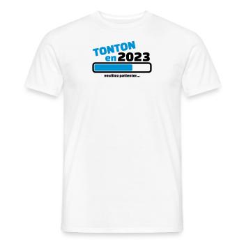tonton en 2023 veuillez patienter - T-shirt homme - blanc - Devant - AI Model Male 178 dark (178cm)