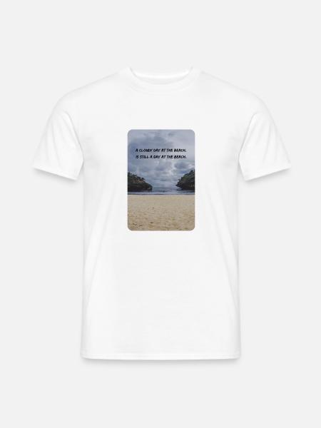 A cloudy day at the beach - Männer T-Shirt - Weiß