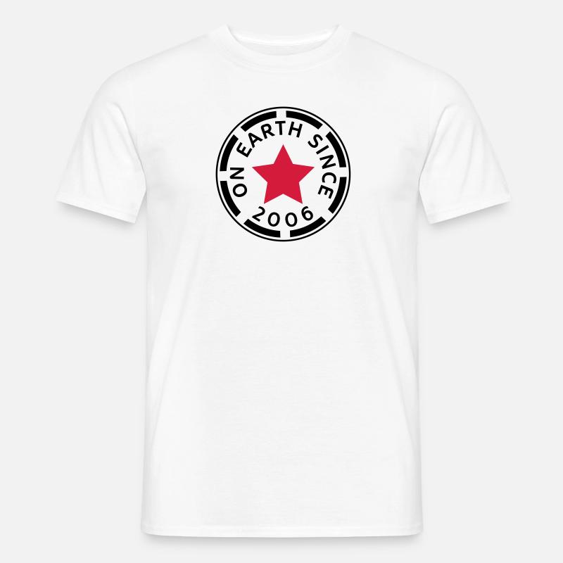 on earth since 2006 (de) - Männer T-Shirt - Weiß
