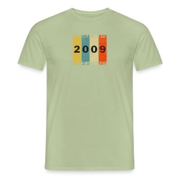 Geboren im Januar 2009 Funny Birthday Retro Zitat - Männer T-Shirt - Sage - Vorne - AI Model Male 178 light (178cm)