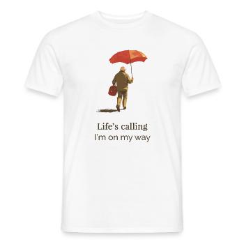 Life’s Calling – I’m on My Way.  Travel Quote  - Männer T-Shirt - Weiß - Vorne - AI Model Male 178 dark (178cm)