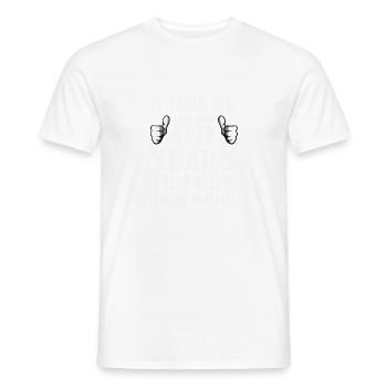 Il m’a fallu 65 ans pour avoir l’air aussi beau - T-shirt homme - blanc - Devant - AI Model Male 178 dark (178cm)