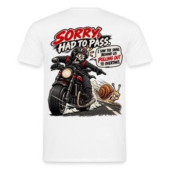 Schneckenüberholung – Biker-Humor - Männer T-Shirt - Weiß - Hinten - AI Model Male 178 dark (178cm)