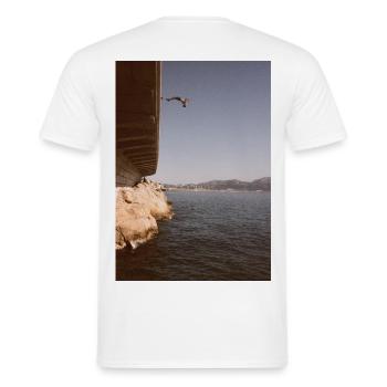 Gegen die Welt - Männer T-Shirt - Weiß - Hinten - AI Model Male 178 dark (178cm)
