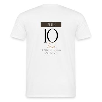 10 ans d’anniversaire d’être génial 2015 Cadeau - T-shirt homme - blanc - Dos - AI Model Male 178 dark (178cm)