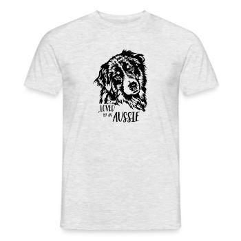 AUSTRALIAN SHEPHERD loved by an Aussie Wilsigns - Men's T-Shirt - heather grey - Front - AI Model Male 178 dark (178cm)