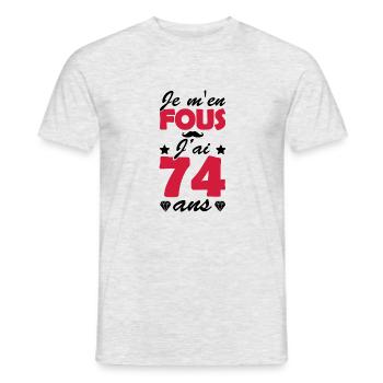 j ai 74 ans / cadeau humour anniversaire 74 ans - T-shirt homme - gris chiné - Devant - AI Model Male 178 dark (178cm)