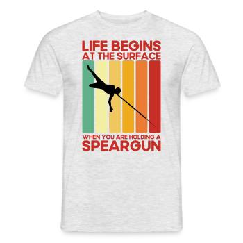 Speerfischer Das Leben beginnt an der Oberfläche - Männer T-Shirt - Grau meliert - Vorne - AI Model Male 178 dark (178cm)
