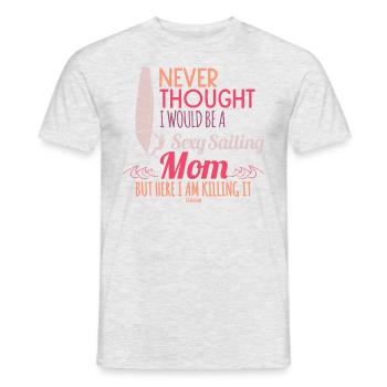 Segeln Surfen Mutter Muttertag Geschenk - Männer T-Shirt - Grau meliert - Vorne - AI Model Male 178 dark (178cm)