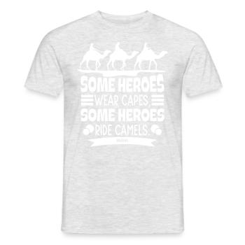 Some Heroes Wear Capes Some Heroes Ride Camels - Männer T-Shirt - Grau meliert - Vorne - AI Model Male 178 dark (178cm)