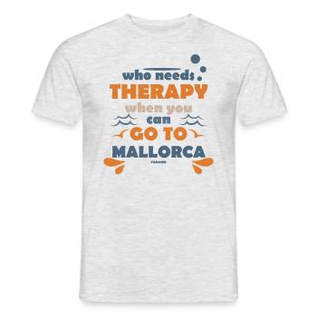 Therapie Mallorca Urlaub lustiger Spruch - Männer T-Shirt - Grau meliert - Vorne - AI Model Male 178 dark (178cm)
