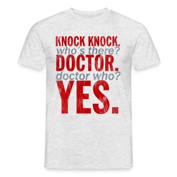 "Knock Knock! Doctor Who?" Design - Männer T-Shirt - Grau meliert - Vorne - AI Model Male 178 dark (178cm)