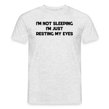 Ich schlafe nicht, ich ruhe nur meine Augen aus - Männer T-Shirt - Grau meliert - Vorne - AI Model Male 178 dark (178cm)