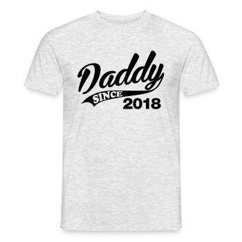 Daddy Since 2018 - Men's T-Shirt - heather grey - Front - AI Model Male 178 dark (178cm)