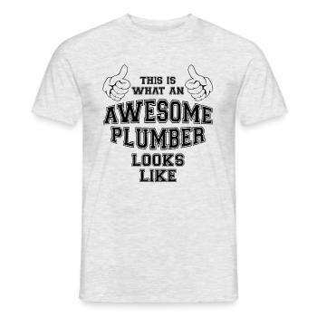 This is what an awesome plumber looks like. Gifts - Men's T-Shirt - heather grey - Front - AI Model Male 178 dark (178cm)