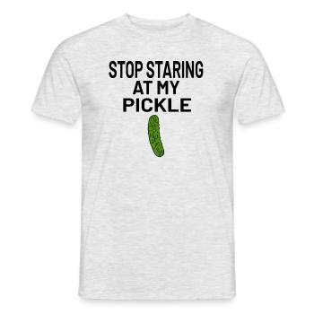 Les hommes qui disent drôle arrêtent de regarder mon cornichon - T-shirt homme - gris chiné - Devant - AI Model Male 178 dark (178cm)
