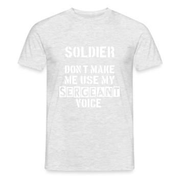 Sergeant. Soldat. Kamerad. Militär. - Männer T-Shirt - Grau meliert - Vorne - AI Model Male 178 dark (178cm)