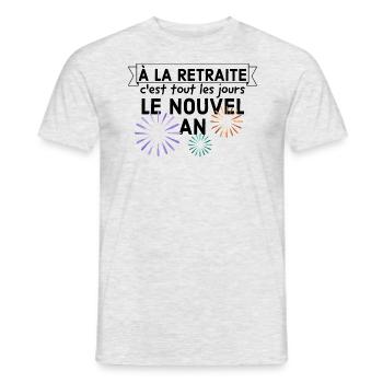 À la retraite c'est tout les jours le nouvel an. - T-shirt homme - gris chiné - Devant - AI Model Male 178 dark (178cm)
