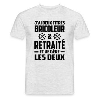 Jai deux titres bricoleur retraité je gère les deu - T-shirt homme - gris chiné - Devant - AI Model Male 178 dark (178cm)