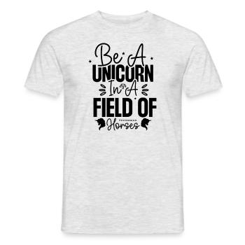 Sei ein Einhorn auf einer Wiese voller Pferde - Männer T-Shirt - Grau meliert - Vorne - AI Model Male 178 dark (178cm)