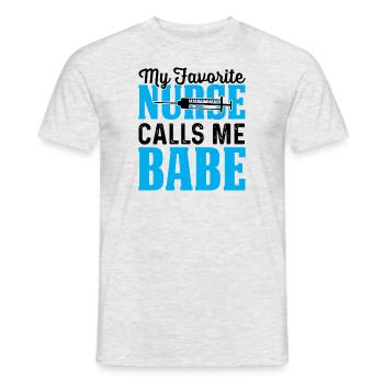 mon infirmière préférée m’appelle Babe - T-shirt homme - gris chiné - Devant - AI Model Male 178 dark (178cm)