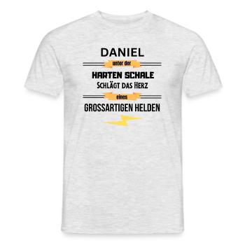 Daniel unter harte Schale eines Großartigen Helden - Männer T-Shirt - Grau meliert - Vorne - AI Model Male 178 dark (178cm)