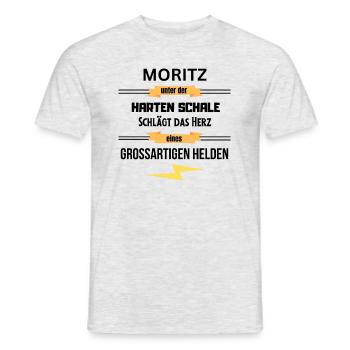 Moritz unter harte Schale eines Großartigen Helden - Männer T-Shirt - Grau meliert - Vorne - AI Model Male 178 dark (178cm)