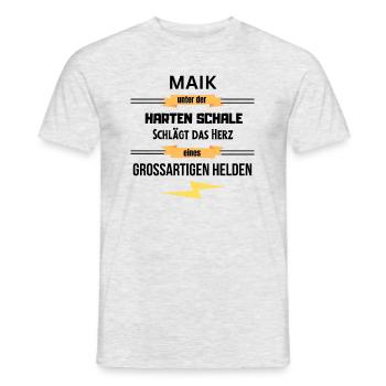 Maik unter harte Schale eines Großartigen Helden - Männer T-Shirt - Grau meliert - Vorne - AI Model Male 178 dark (178cm)