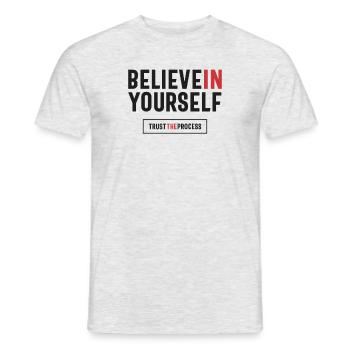 Bilieve in dir selbst, vertraue dem Prozess - Positiv - Männer T-Shirt - Grau meliert - Vorne - AI Model Male 178 dark (178cm)