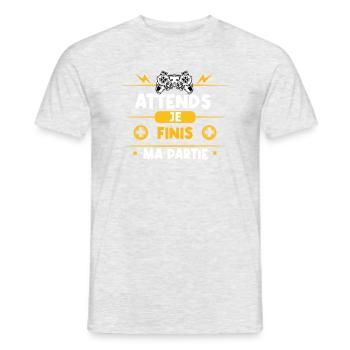 idée cadeau Attends Je Finis Ma Partie - T-shirt homme - gris chiné - Devant - AI Model Male 178 dark (178cm)