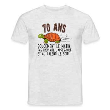 70 ans tortue anniversaire doucement vite ralenti - T-shirt homme - gris chiné - Devant - AI Model Male 178 dark (178cm)