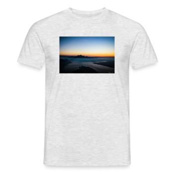 Pilatus bei Sonnenuntergang mit Vierwaldstättersee - Männer T-Shirt - Grau meliert - Vorne - AI Model Male 178 dark (178cm)